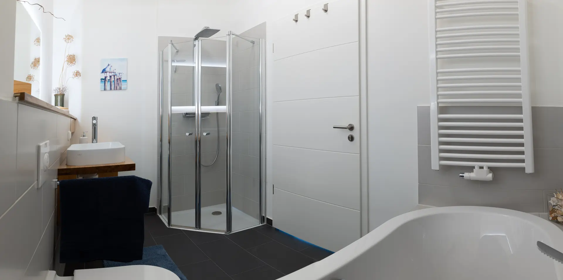 Elegant bathroom with modern finishes